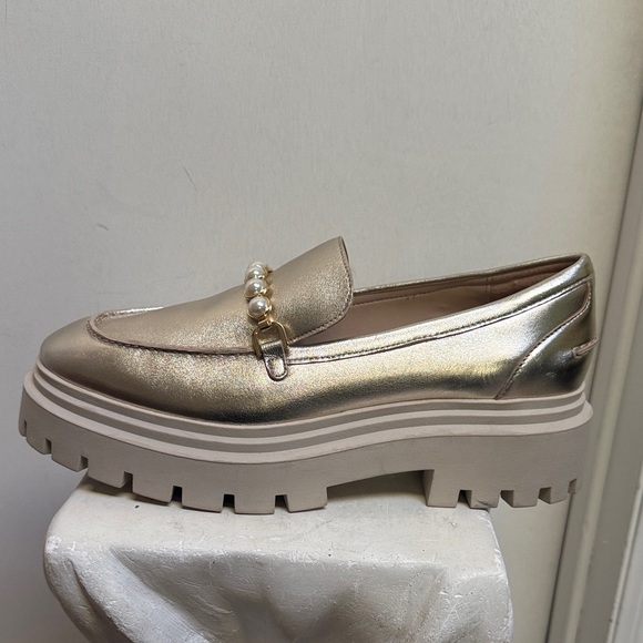 Stuart Weitzman Shoes - STUART WEITZMAN Perla Imitation Pearl Lug Sole Loafer ) SIZE 8.5 B women H6N9